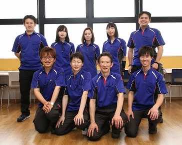 幅広い年齢層のメンバーが、様々な役割で活躍している大型拠点です。