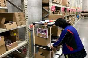 ピッキング作業などの軽作業を行います。