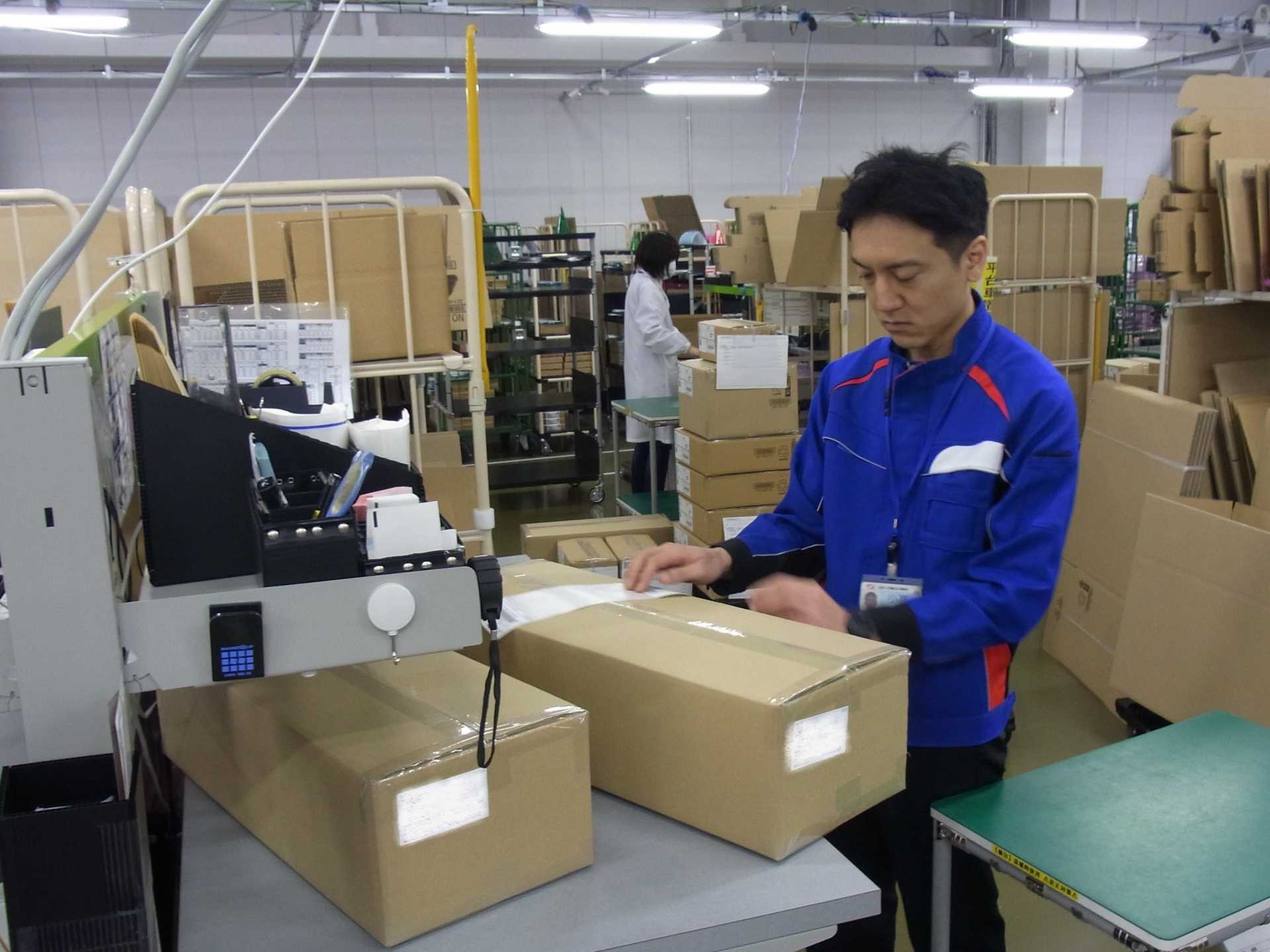 軽くて小さい精密機器を扱うお仕事です。