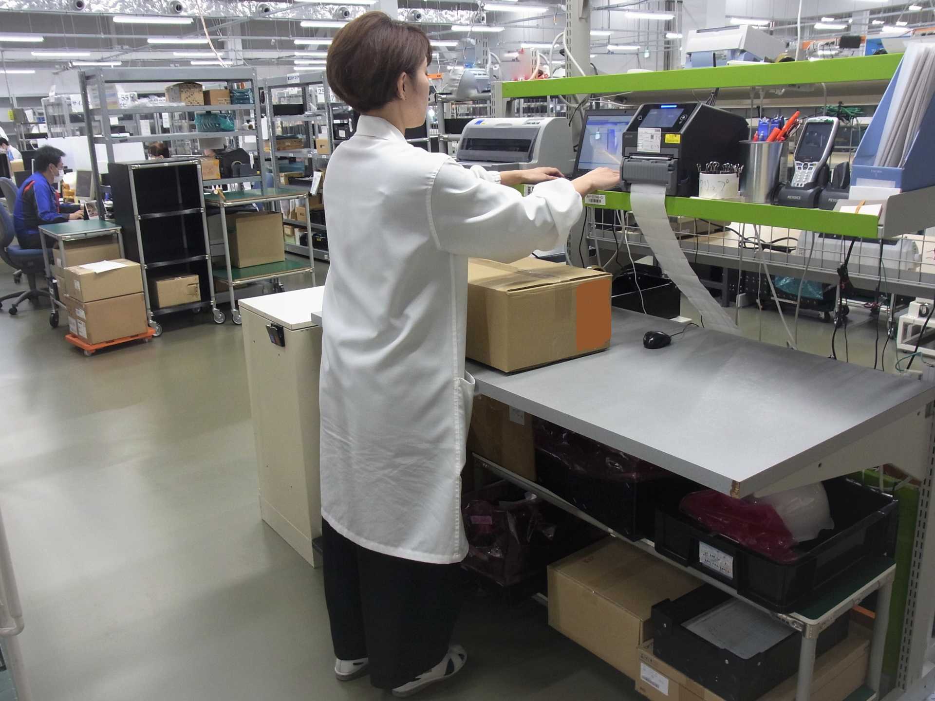 倉庫内での軽作業と事務作業を兼ねるお仕事です。